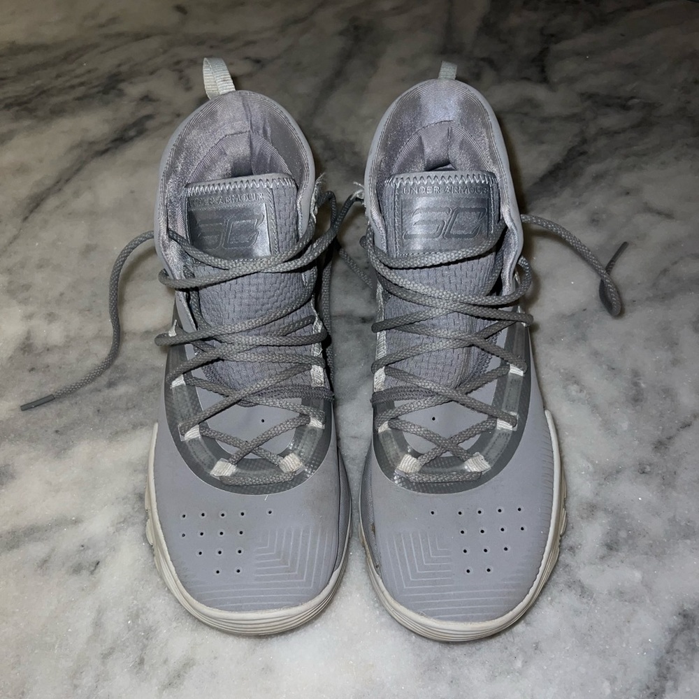 Under Armour Stephen Curry grey basketball shoes - size 6Y (big kids)